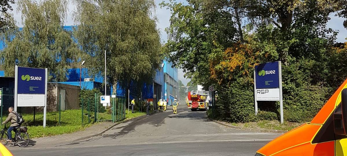 Einsatzkräfte an der Zufahrt zur Suez Bodenaufbereitungsanlage.