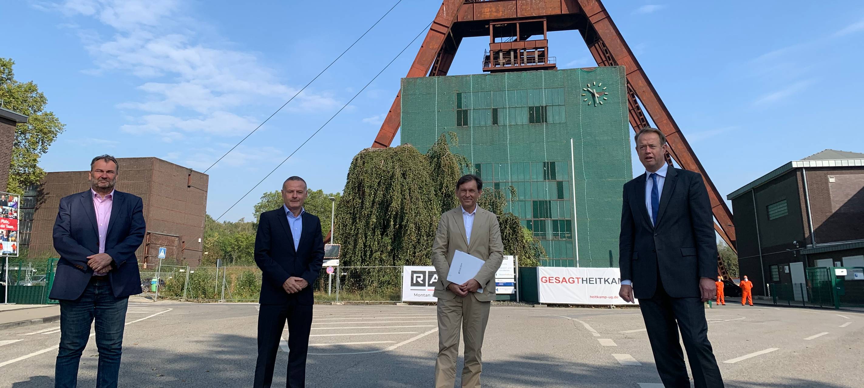 Oberbürgermeister Frank Dudda gibt den Abriss der atlen Schachthalle und den Neubau einer Straße, die unter dem Förderturm durchführt bekannt.