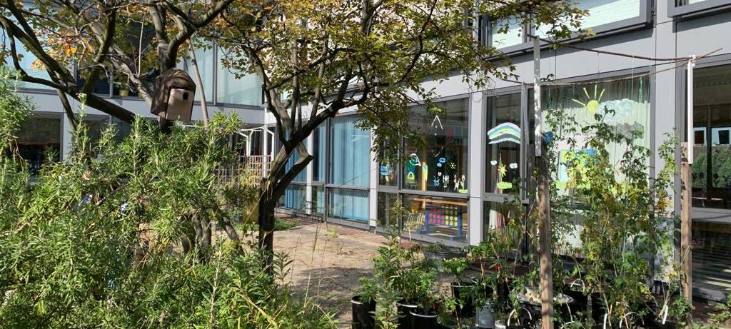 Wohlfühloase auf Schulhof der Hans-Tilkowski-Schule