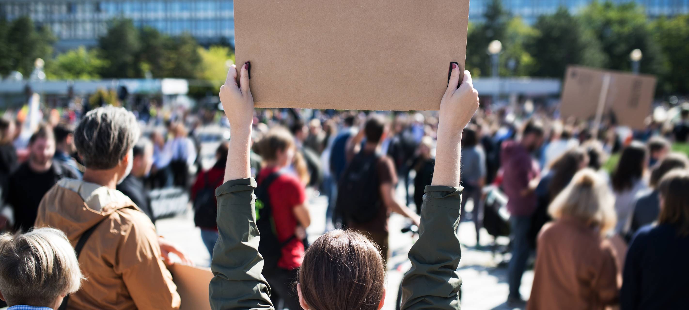 Streiken Demo Demonstration Frau hält Schild hoch