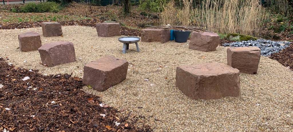 Haranni-Gymnasium weiht Steinkreis ein