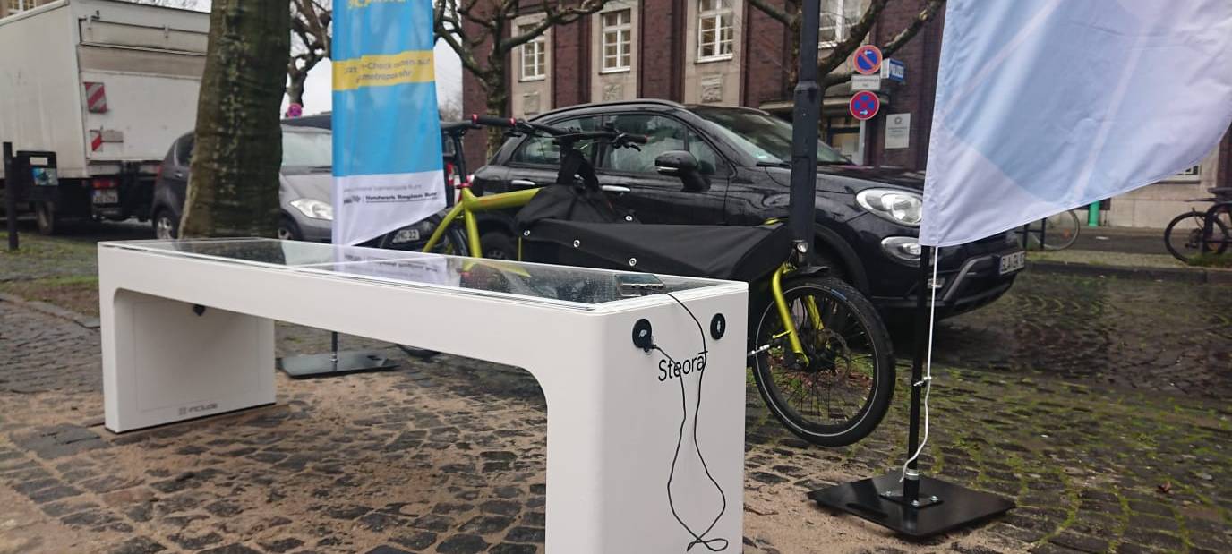 Neue Sitzbank in Herne kann Handys aufladen