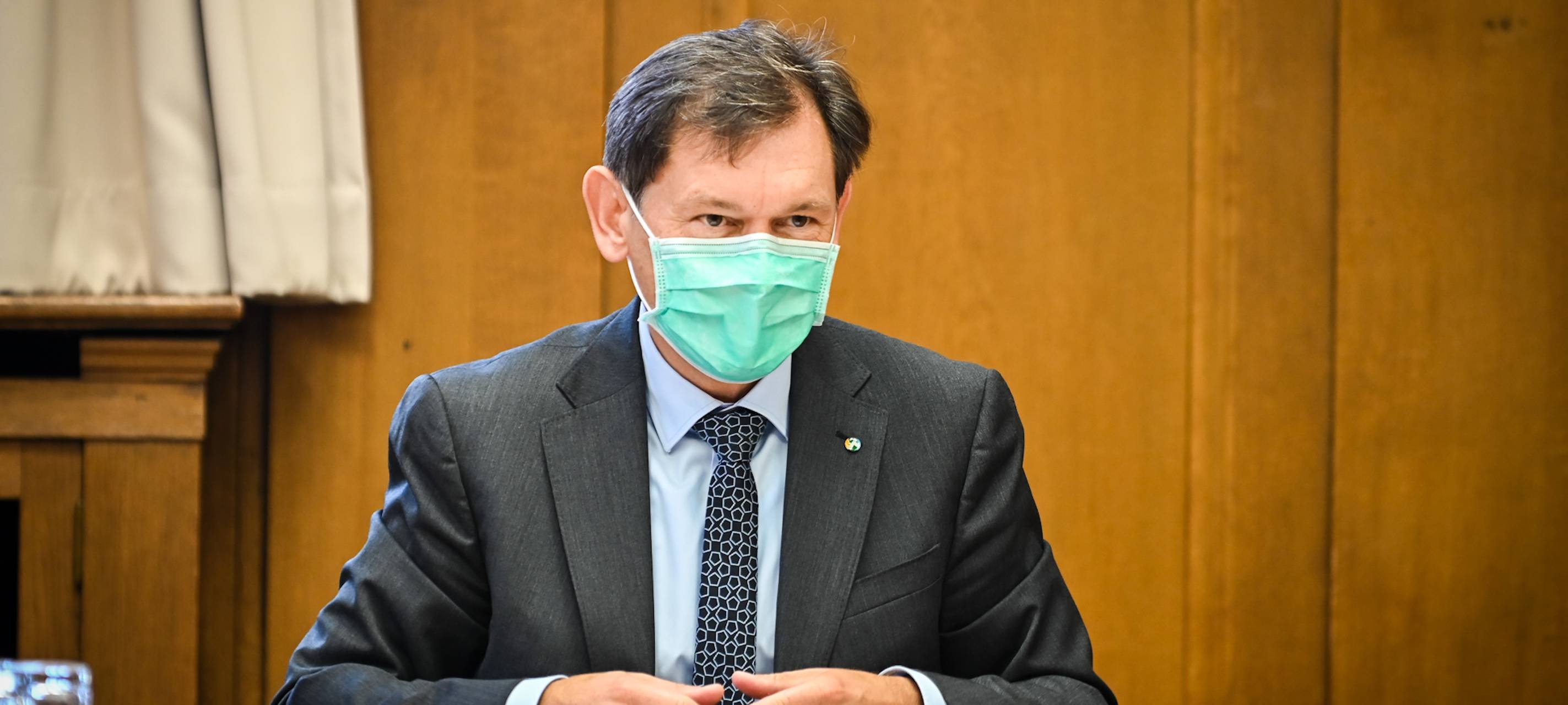 Der Herner OB Frank Dudda sitzt am Donnerstag, den 19. November 2020, mit Mundschutz im Rathaus Herne.