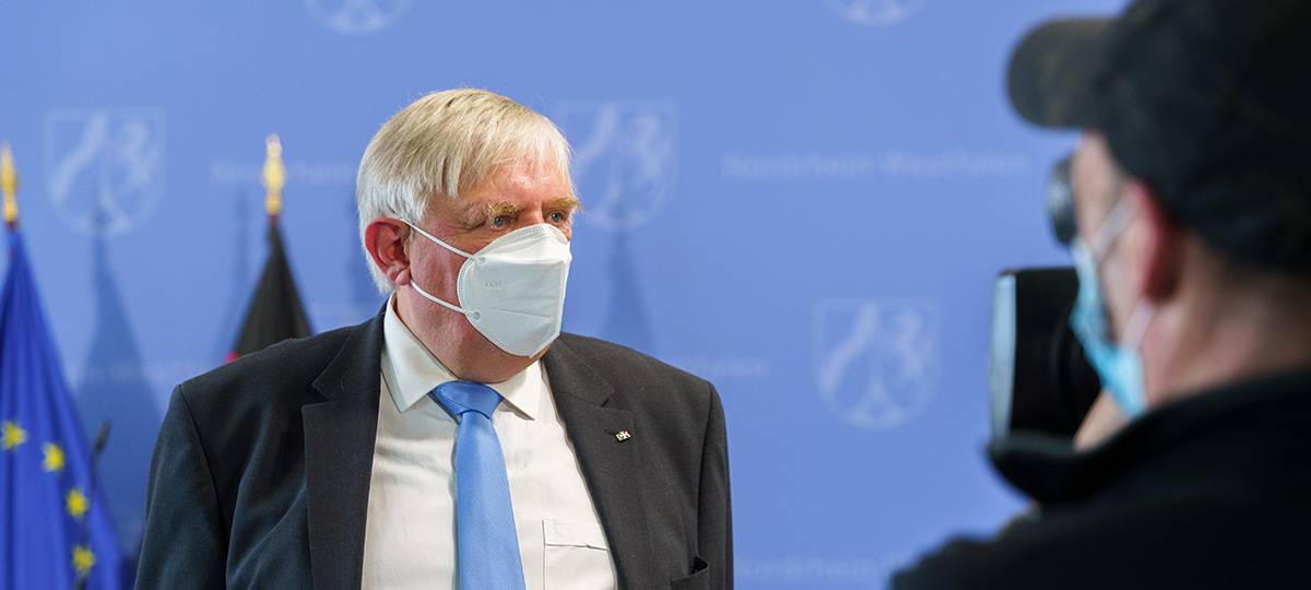 NRW-Arbeitsminister informiert sich über Azubi-Programm