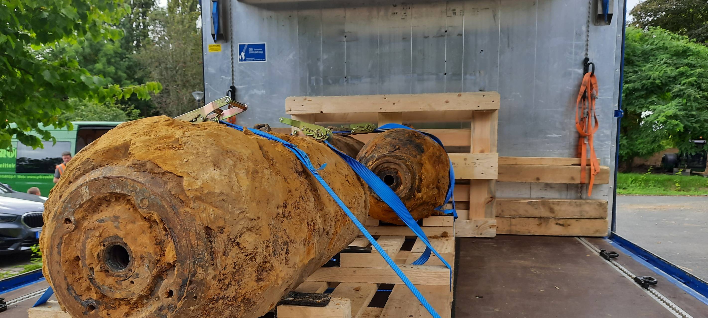 Blindgänger werden auf LKW verladen