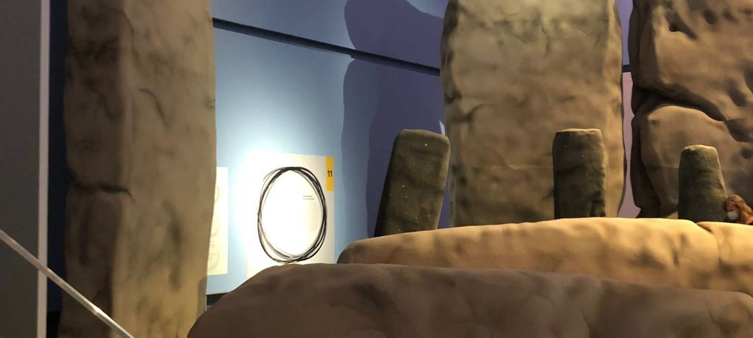 Ein Teil der Stonehenge-Nachbildung im Rahmen der gleichnamigen Sonderausstellung im LWL-Museum für Archäologie in Herne.
