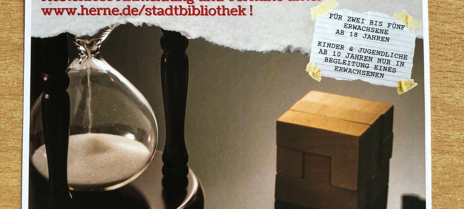 Ein Plakat macht auf den neuen Escape-Room in der Wanner Bücherei aufmerksam.