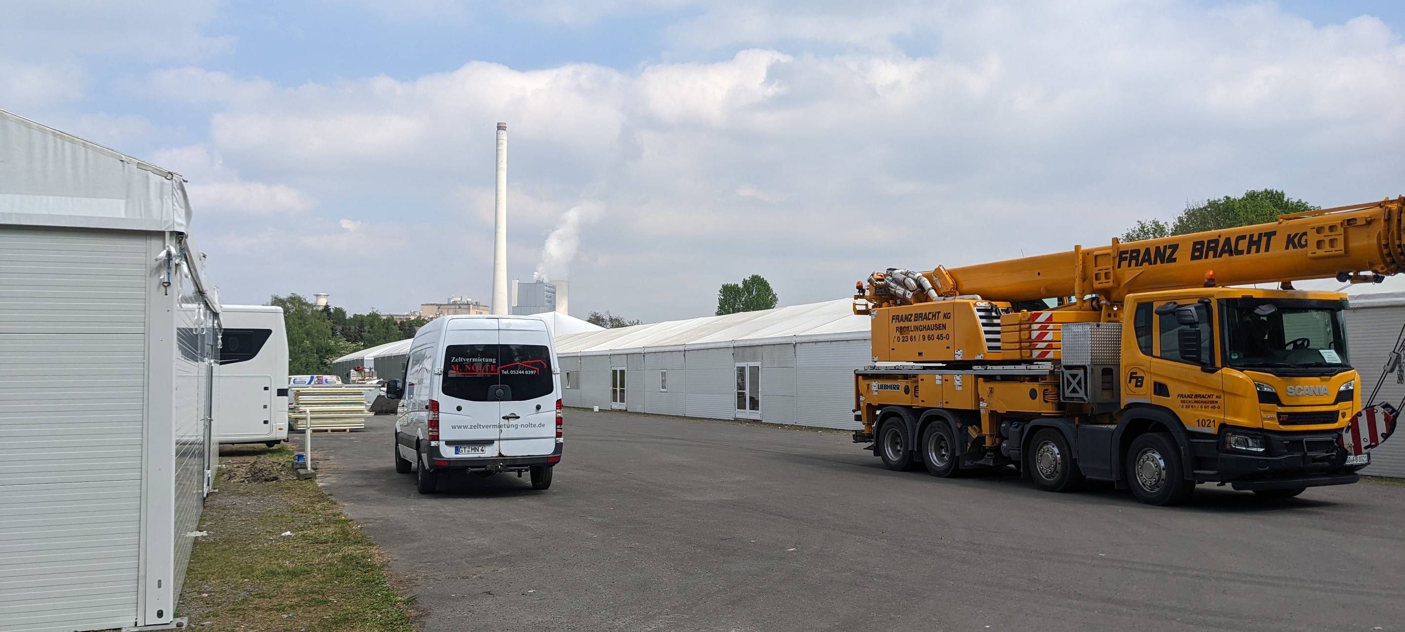 Die Zeltstadt für Flüchtlinge an der Dorstener Straße wird gerade aufgebaut.