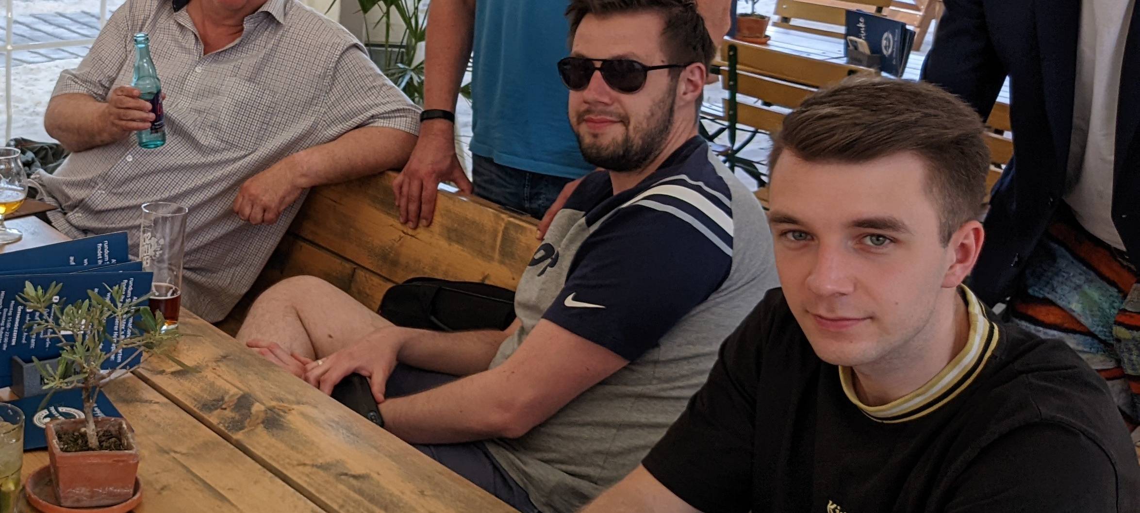 Die Herner FDP verfolgt die Landtagswahl im Biergarten bei Oskar am Kanal.