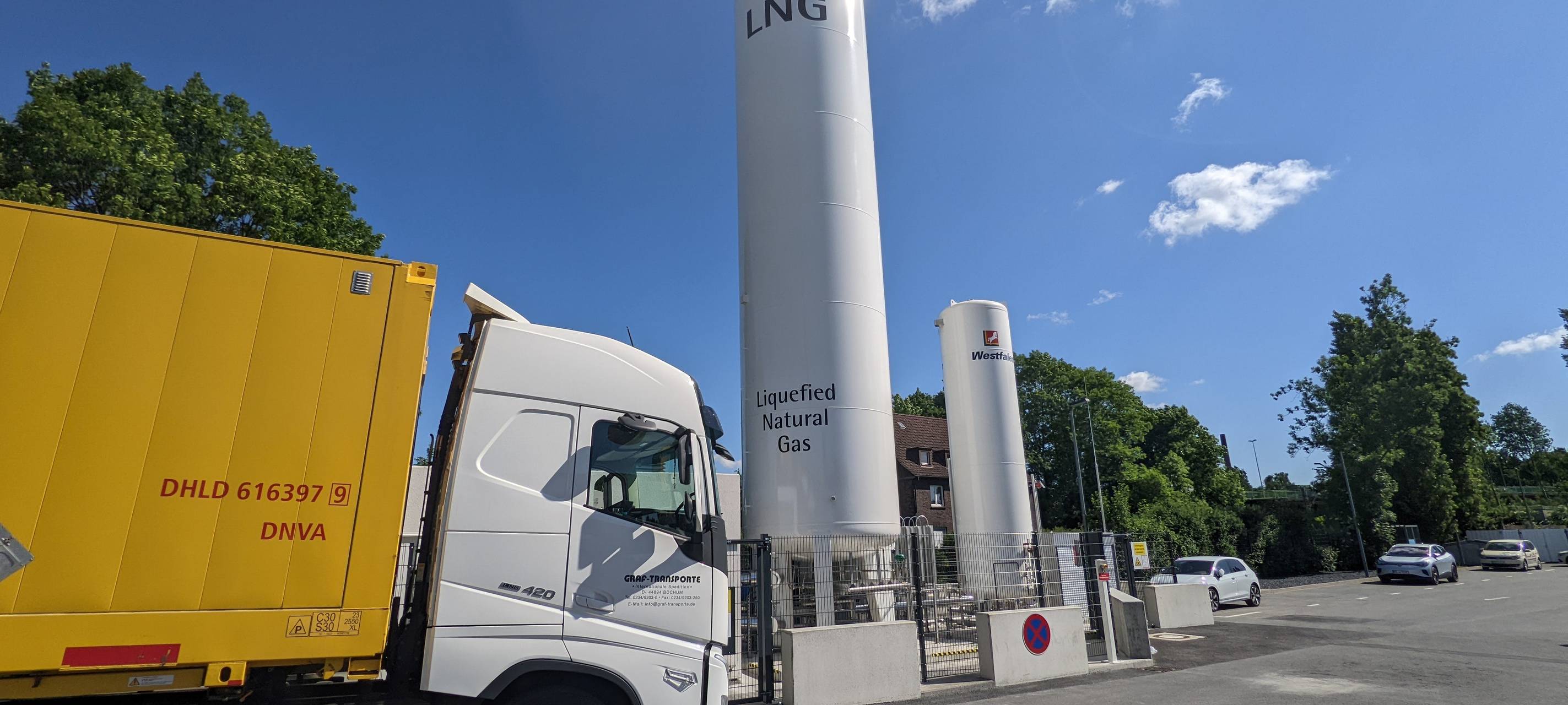 Der Tank für Flüssigerdgas an der Tankstelle Holsterhauser Straße ist fast 20 Meter hoch.