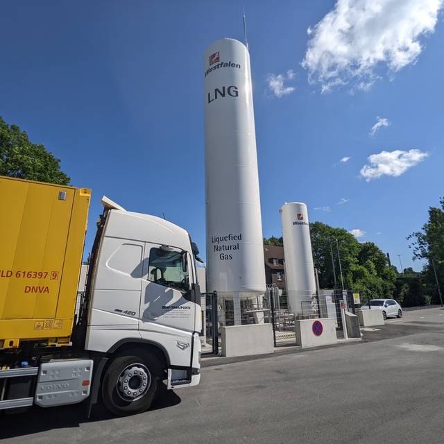 Der Tank für Flüssigerdgas an der Tankstelle Holsterhauser Straße ist fast 20 Meter hoch.