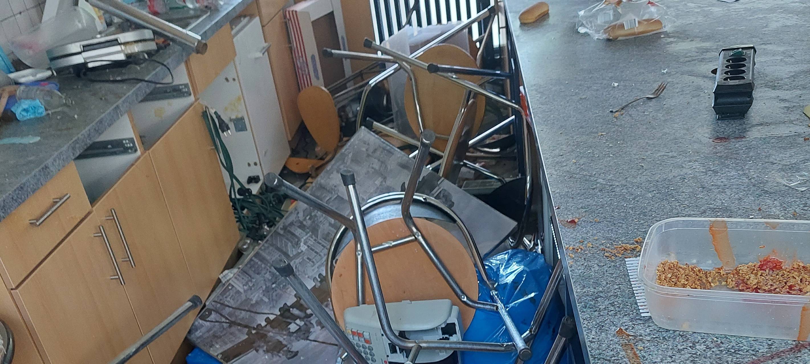 Das Otto-Hahn Gymnasium wurde über Pfingsten von Unbekannten verwüstet. Die Schäden sind erheblich.