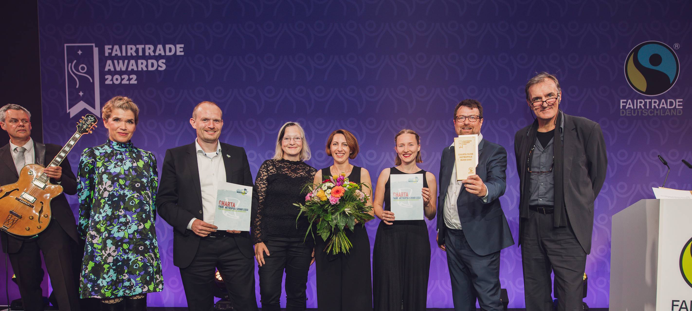 Andreas Hoppe, bekannt als Tatort Kommissar Mario Kopper (r) überreichte den Fairtrade Award gemeinsam mit Moderatorin Anke Engelke (l) an das Team der Fairen Metropole Ruhr. Vom Eine Welt Zentrum mit dabei waren Olga Schneider-Kiselman (Bildmitte) und Markus Heißler (2. von r.)