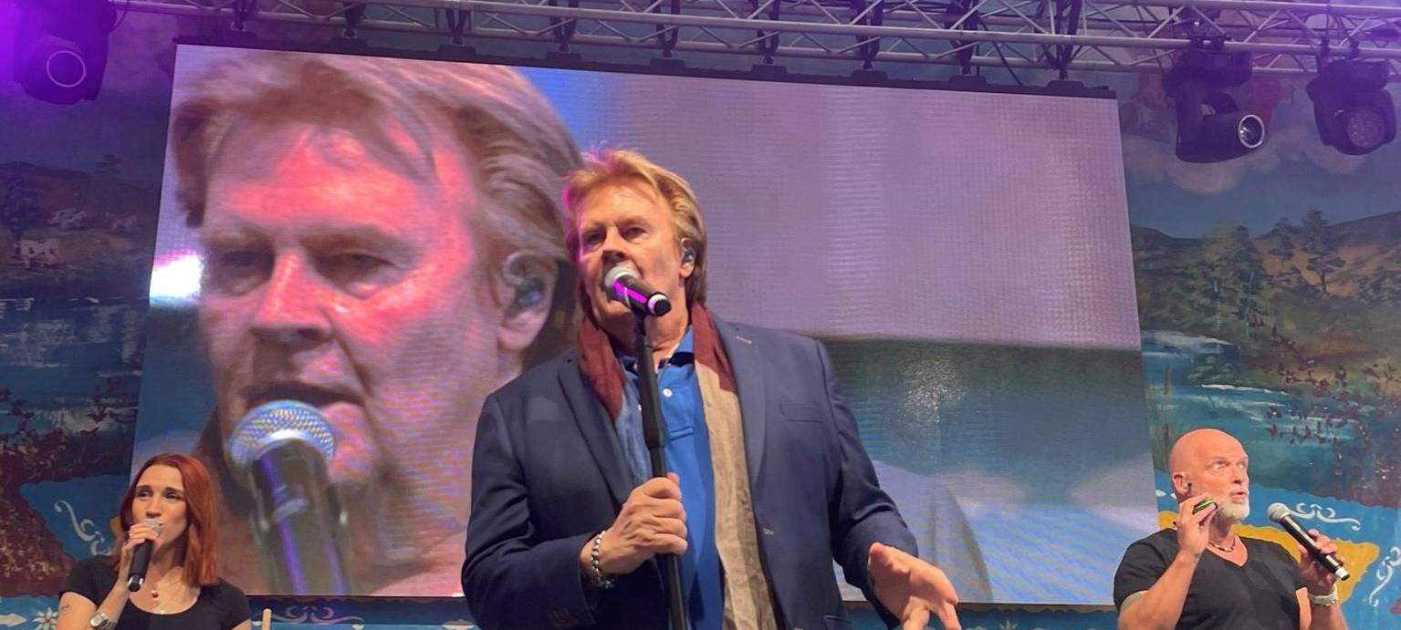 Howard Carpendale singt bei der offiziellen Eröffnung der Cranger Kirmes im Bayernzelt.