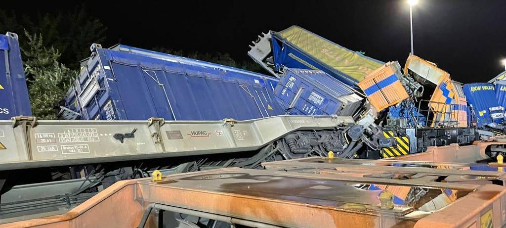 Ein Güterzug war am Containerterminal der WHE in stehende Waggons gefahren, hatte sie von den Gleisen kippen lassen und ineinandergeschoben.