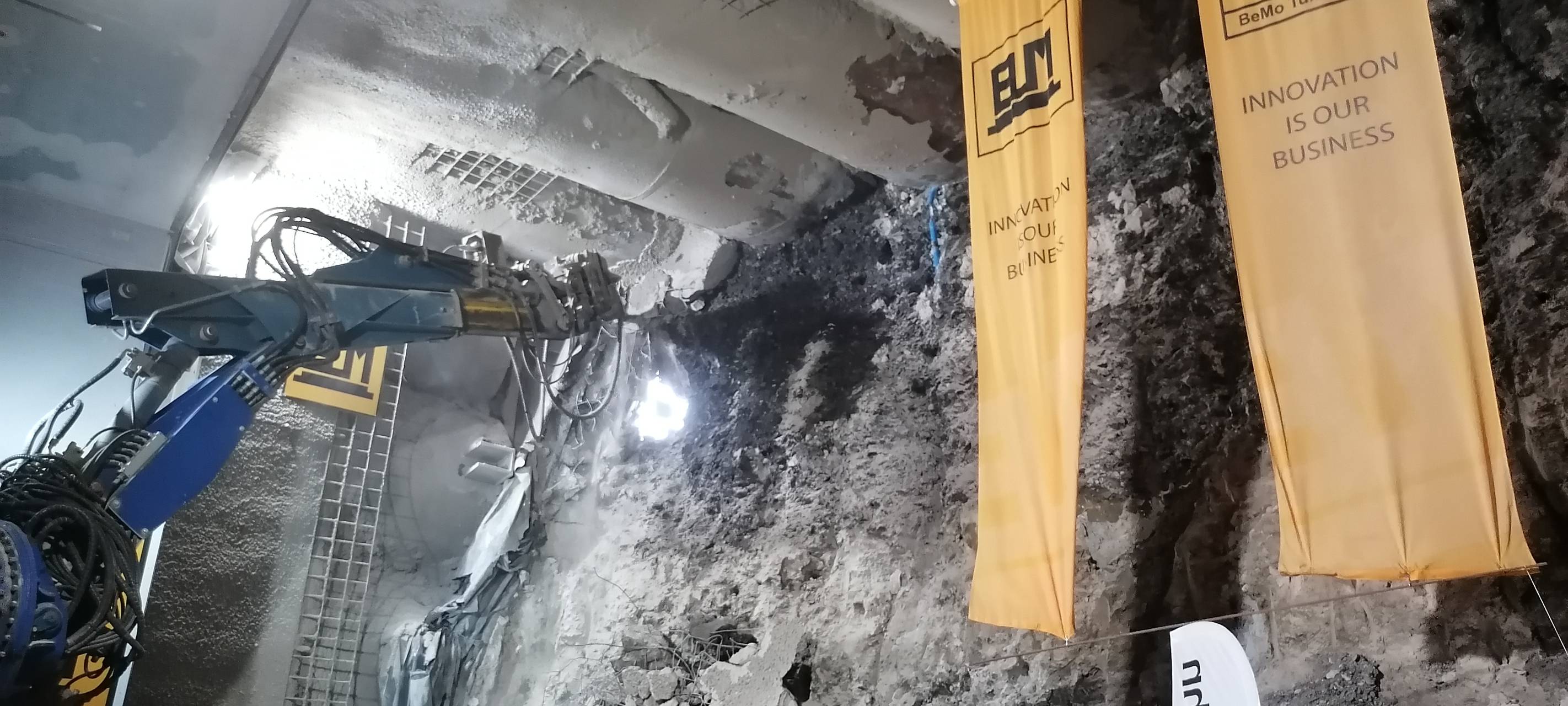 Tunneldurchstich erfolgreich