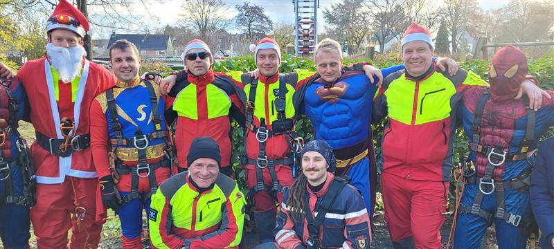 Die Höhenretter der Herner Feuerwehr nach ihrer Nikolaus-Aktion am evangelischen Kinderheim Heisterkamp.