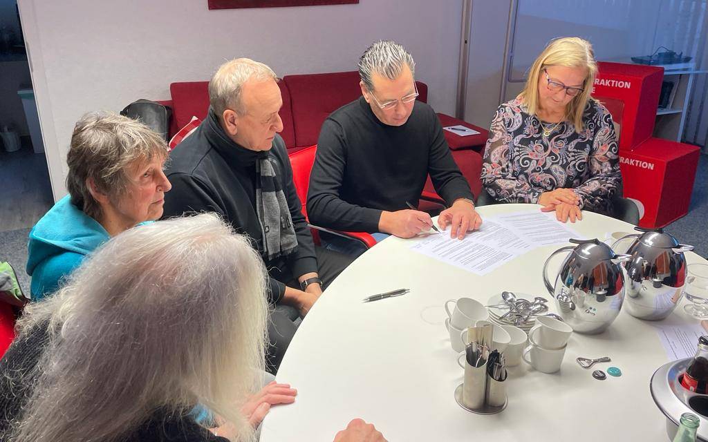 Vertreter der Bürgerinitiative zur Wiederinbetriebnahme des Hallenbads, von SPD und CDU unterzeichnen eine Vereinbarung zur Zukunft eines Vario-Bads in Eickel.
