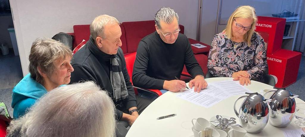 Vertreter der Bürgerinitiative zur Wiederinbetriebnahme des Hallenbads, von SPD und CDU unterzeichnen eine Vereinbarung zur Zukunft eines Vario-Bads in Eickel.