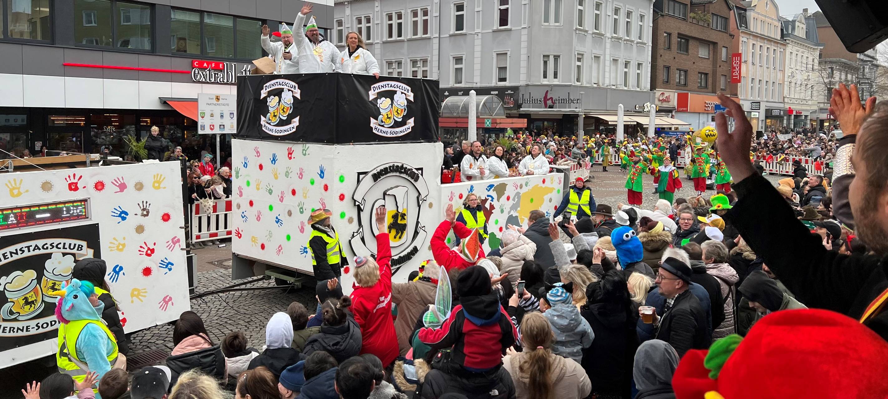 Der Rosenmontagsumzug trifft an der Ehrentribüne am Robert-Brauner-Platz ein.