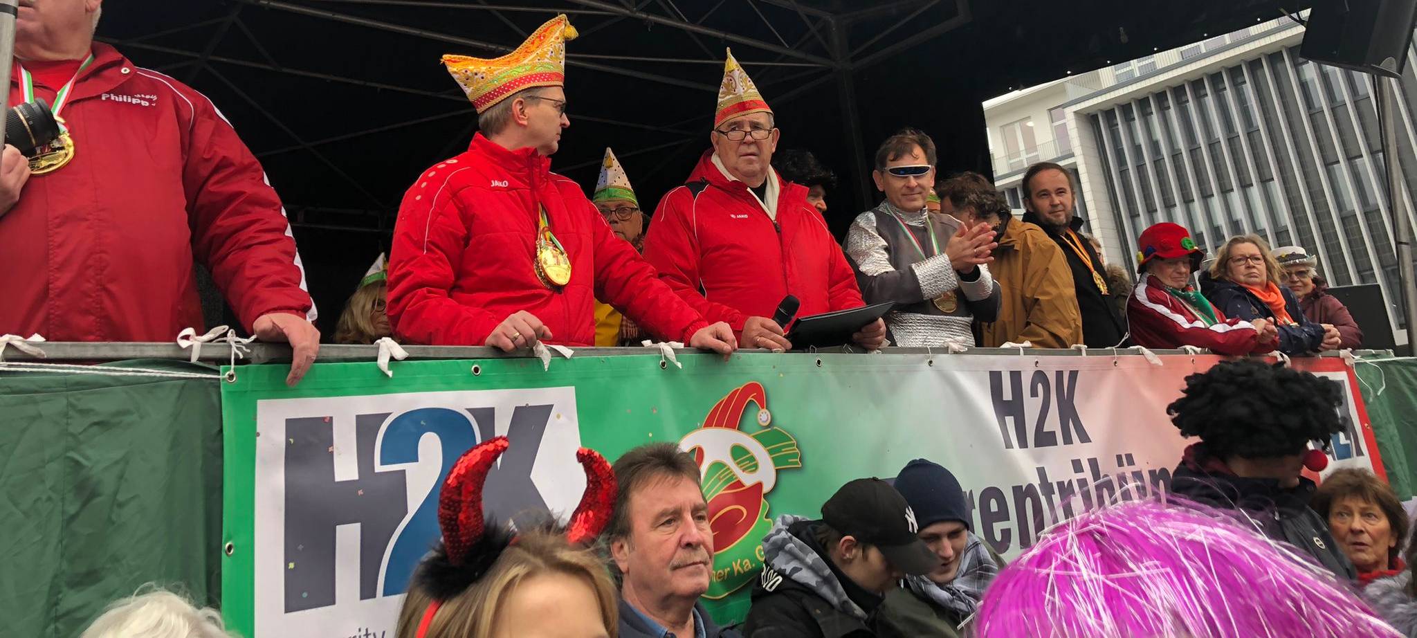 Unter anderem sind auf der Ehrentribüne der Präsident der 1. Herner Karnevalsgesellschaft Klaus Mahne und Oberbürgermeister Frank Dudda dabei.