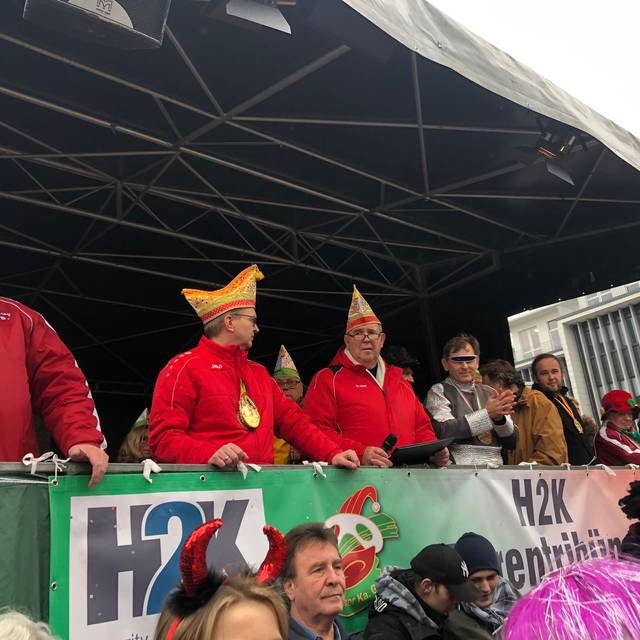 Unter anderem sind auf der Ehrentribüne der Präsident der 1. Herner Karnevalsgesellschaft Klaus Mahne und Oberbürgermeister Frank Dudda dabei.