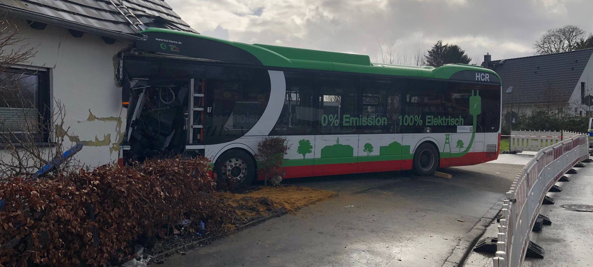 Der Bus steckt noch immer in der Hauswand fest. Die Bergung ist kompliziert.