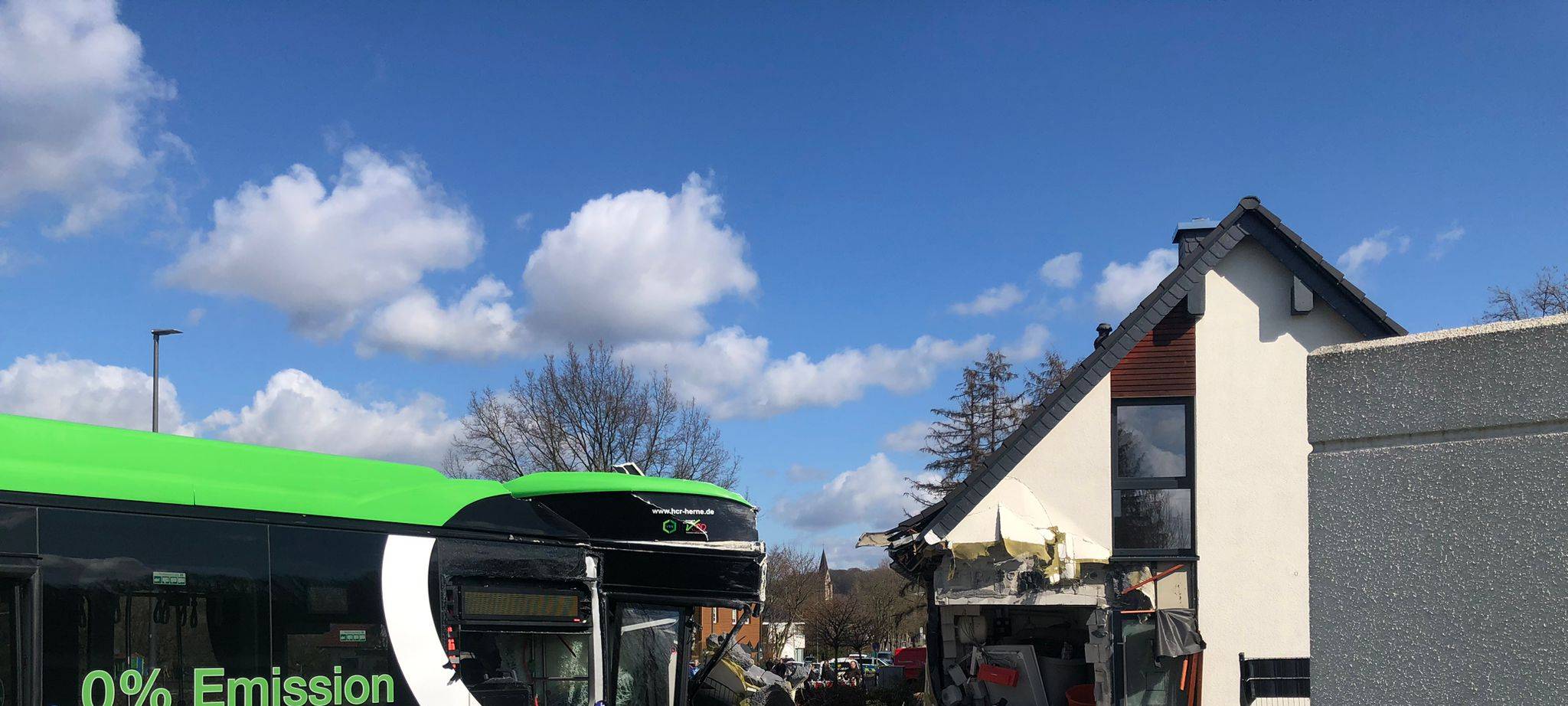 Der Bus der Linie 324 steckte in der Wand eines Wohnhauses in Castrop-Rauxel fest.