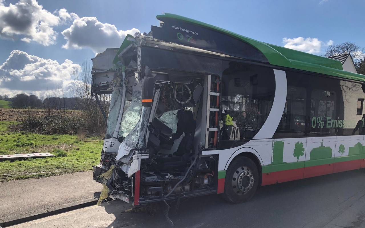 Der Bus wurde bei dem Unfall schwer beschädigt. Der Fahrer musste von Rettungskräften befreit werden.