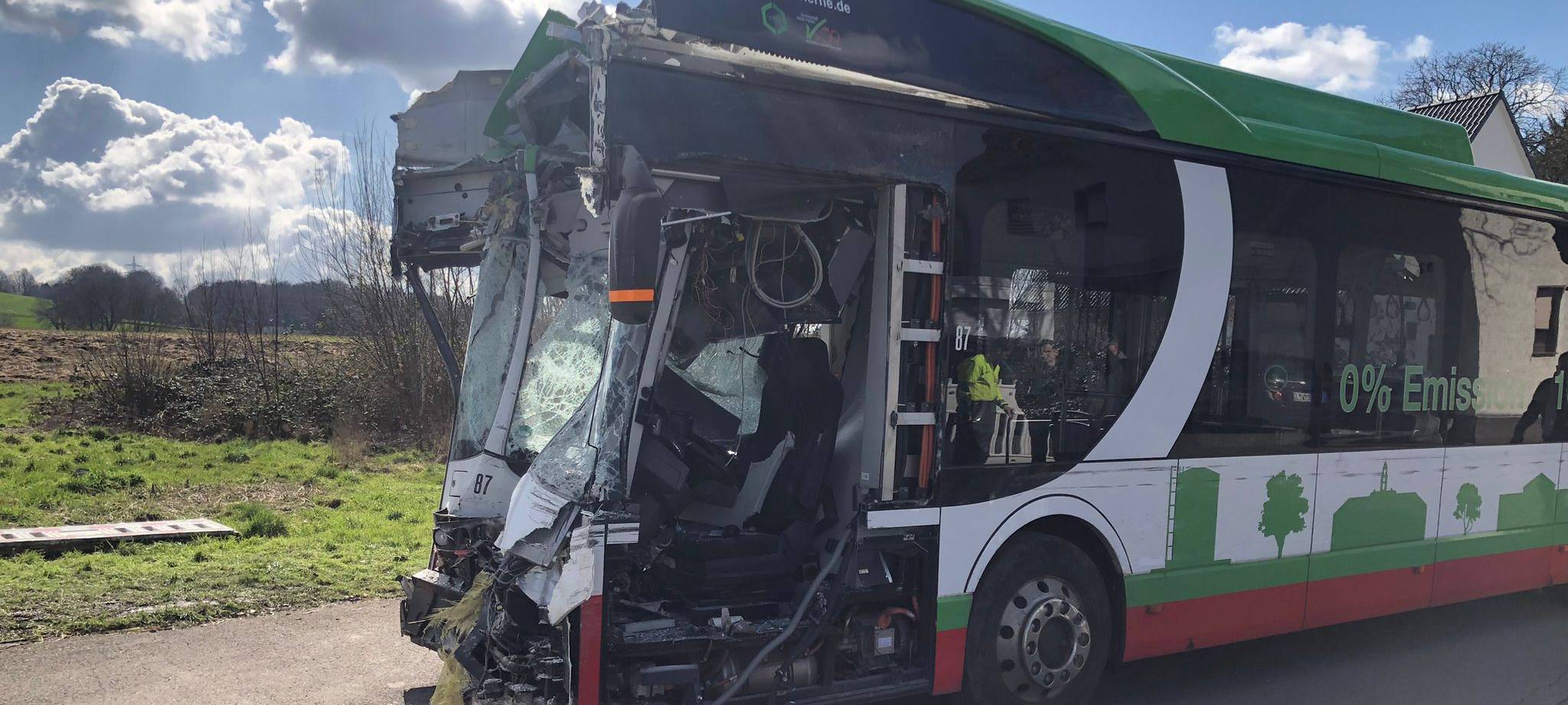 Der Bus wurde bei dem Unfall schwer beschädigt. Der Fahrer musste von Rettungskräften befreit werden.
