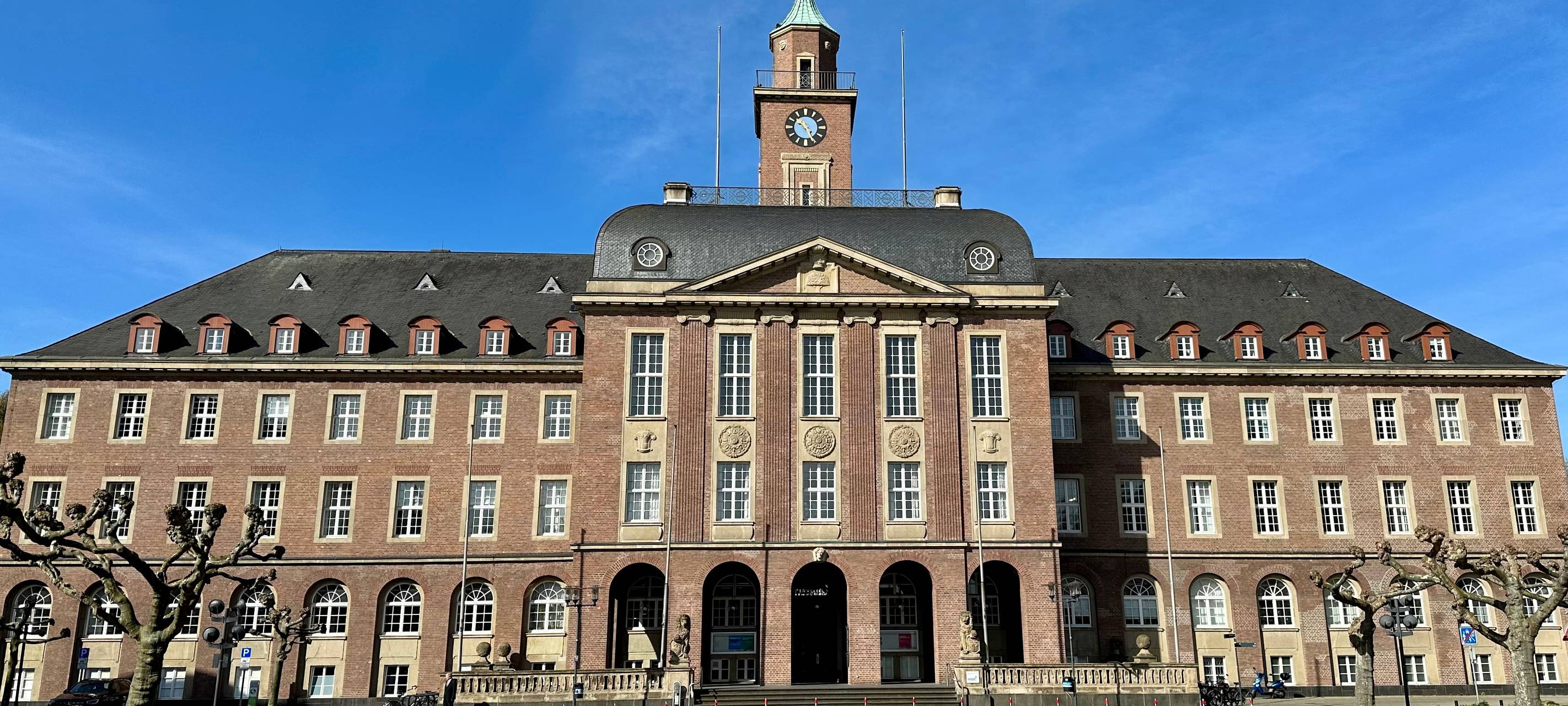 Das Herner Rathaus an einem Frühlingstag.