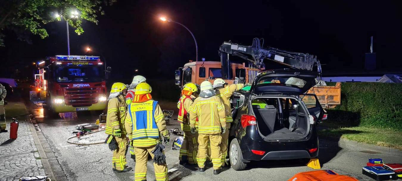 Feuerwehr befreit Frau aus Auto