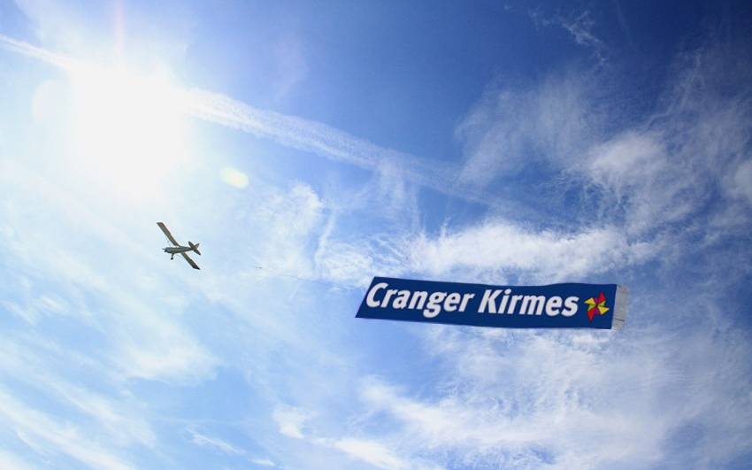 So in etwa soll das Werbe-Flugzeug mit dem Cranger Kirmes-Banner aussehen.