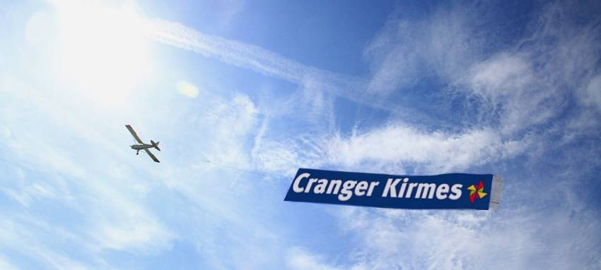 So in etwa soll das Werbe-Flugzeug mit dem Cranger Kirmes-Banner aussehen.