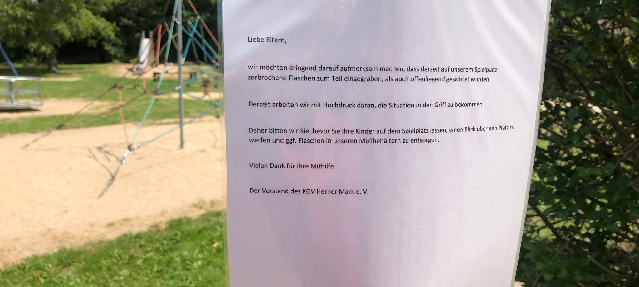 Der Verein hat auf teilweise vergrabene Scherben aufmerksam gemacht, schließt den Spielplatz aus Sicherheitsgründen jetzt aber dauerhaft.