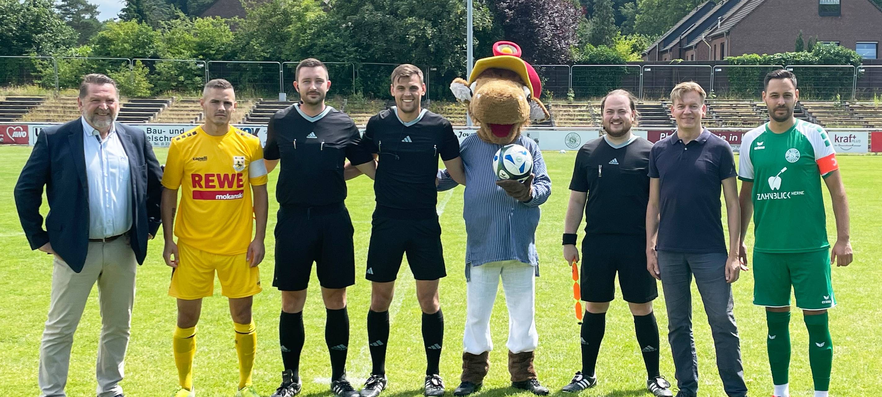 Zum Auftaktspiel des Cranger Kirmes Cups war auch Kirmesmaskottchen Fritz mit dabei.