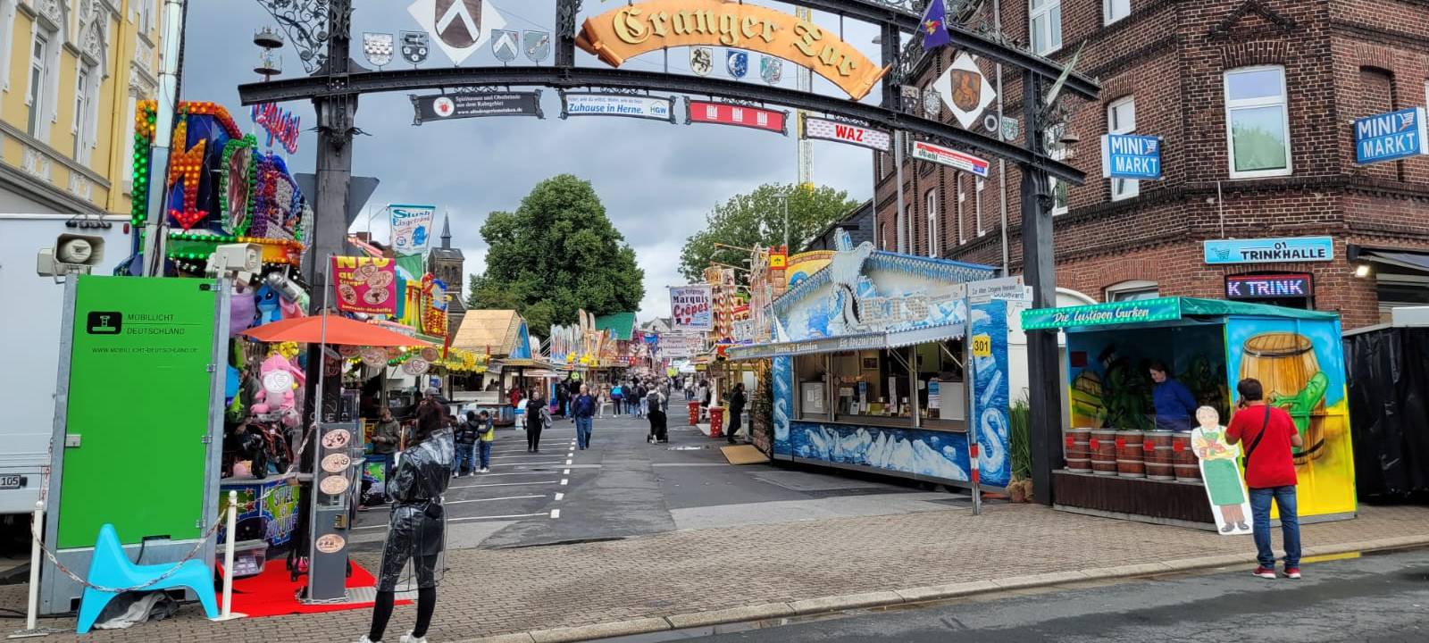 Die ersten Besucher der Kirmes schlendern auch am Cranger Tor vorbei.