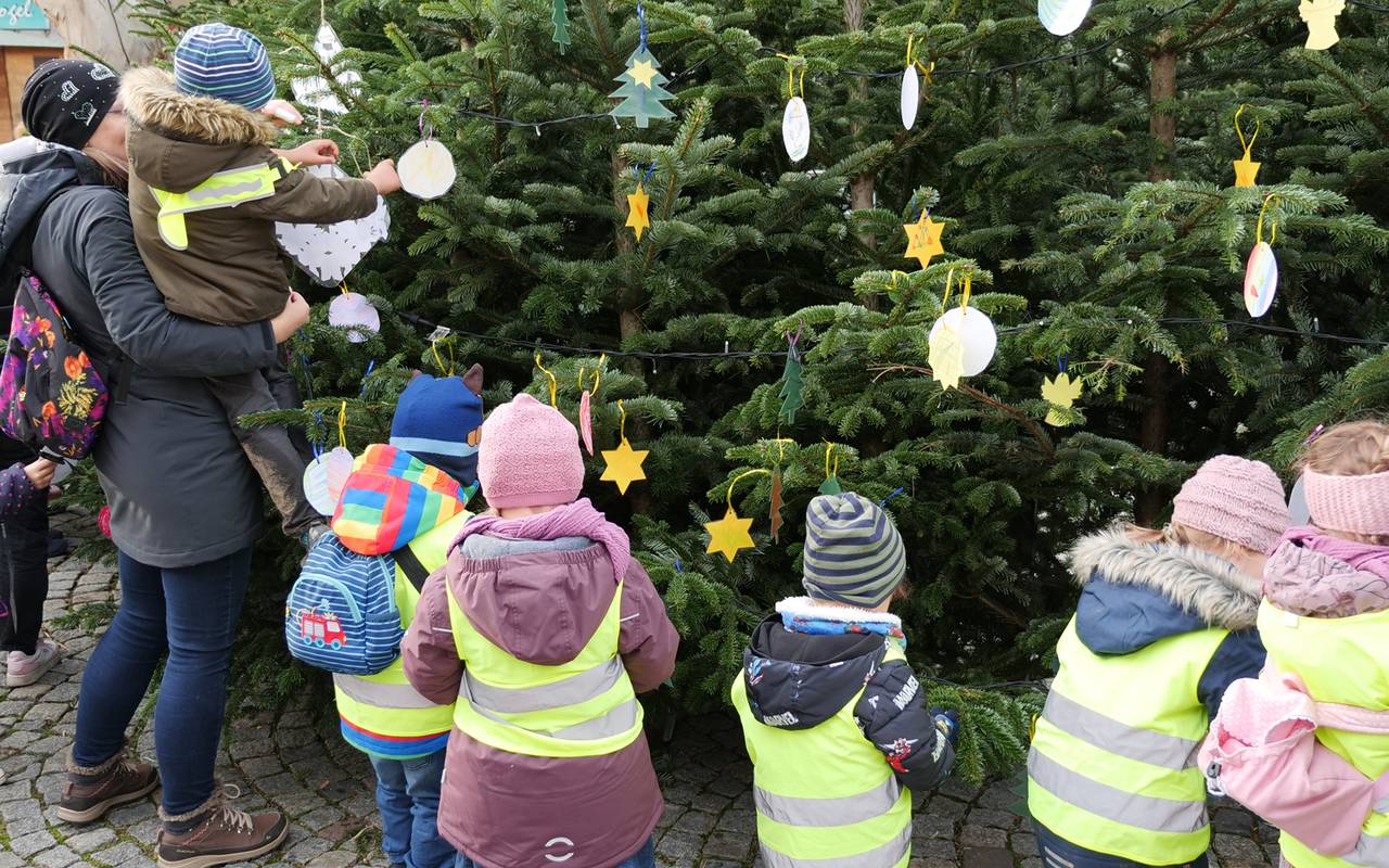 Rund 250 Kinder haben die Tannenbäume am Robert-Brauner-Platz geschmückt.