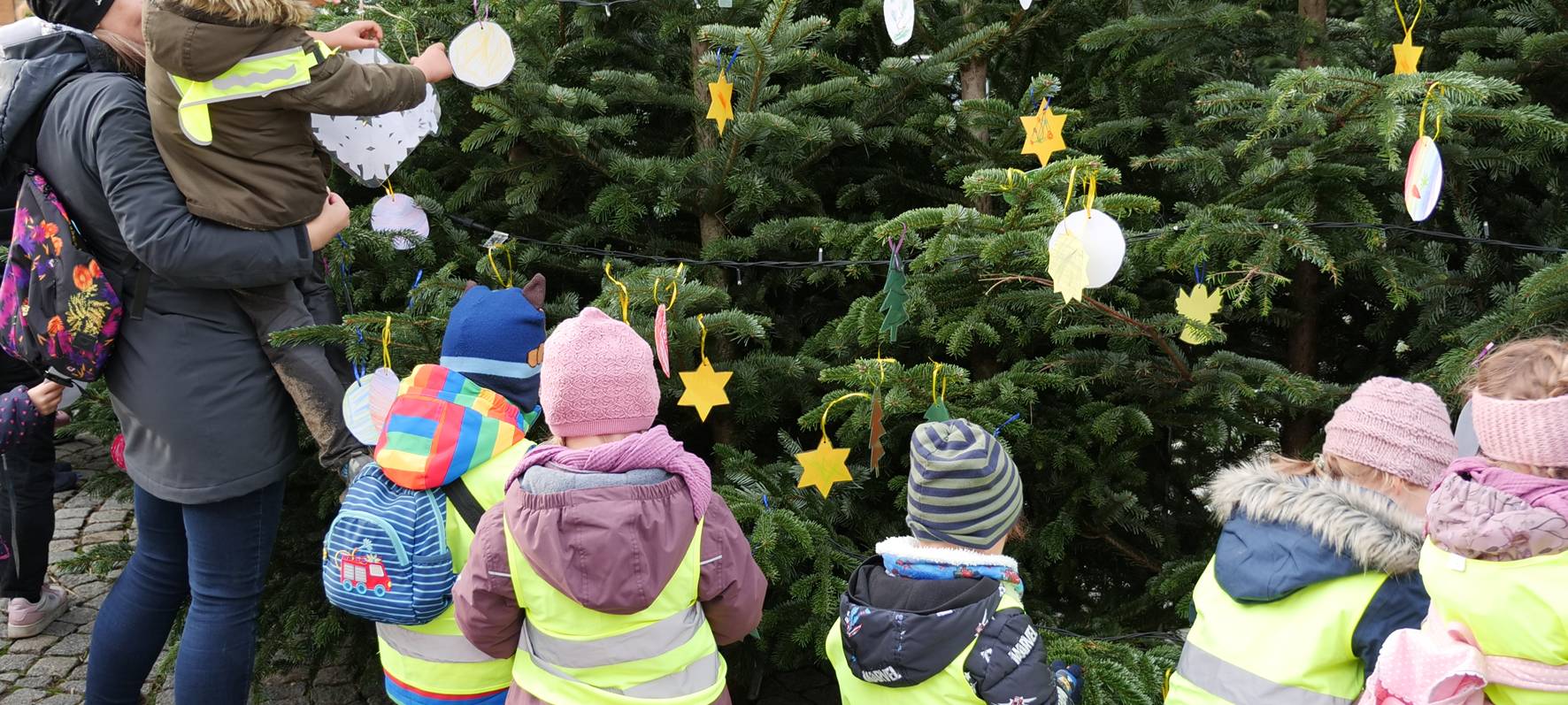 Rund 250 Kinder haben die Tannenbäume am Robert-Brauner-Platz geschmückt.