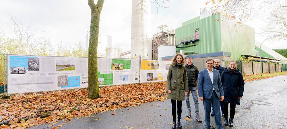 Auf Bannern informiert die Stadt jetzt über die Pläne für das Blumenthal-Gelände.