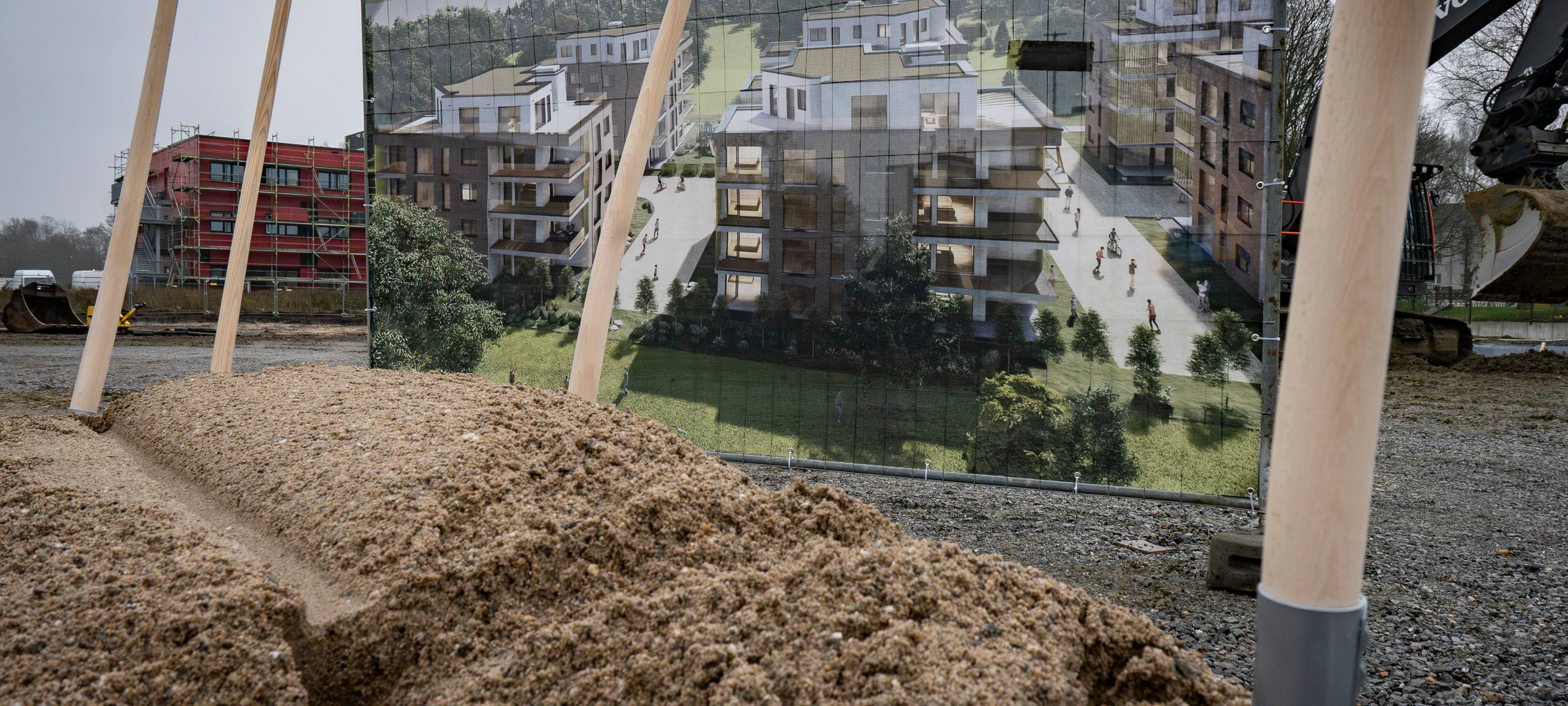 Für sechs neue Mehrfamilienhäuser in Baukau wurde heute der erste Spatenstich gesetzt.