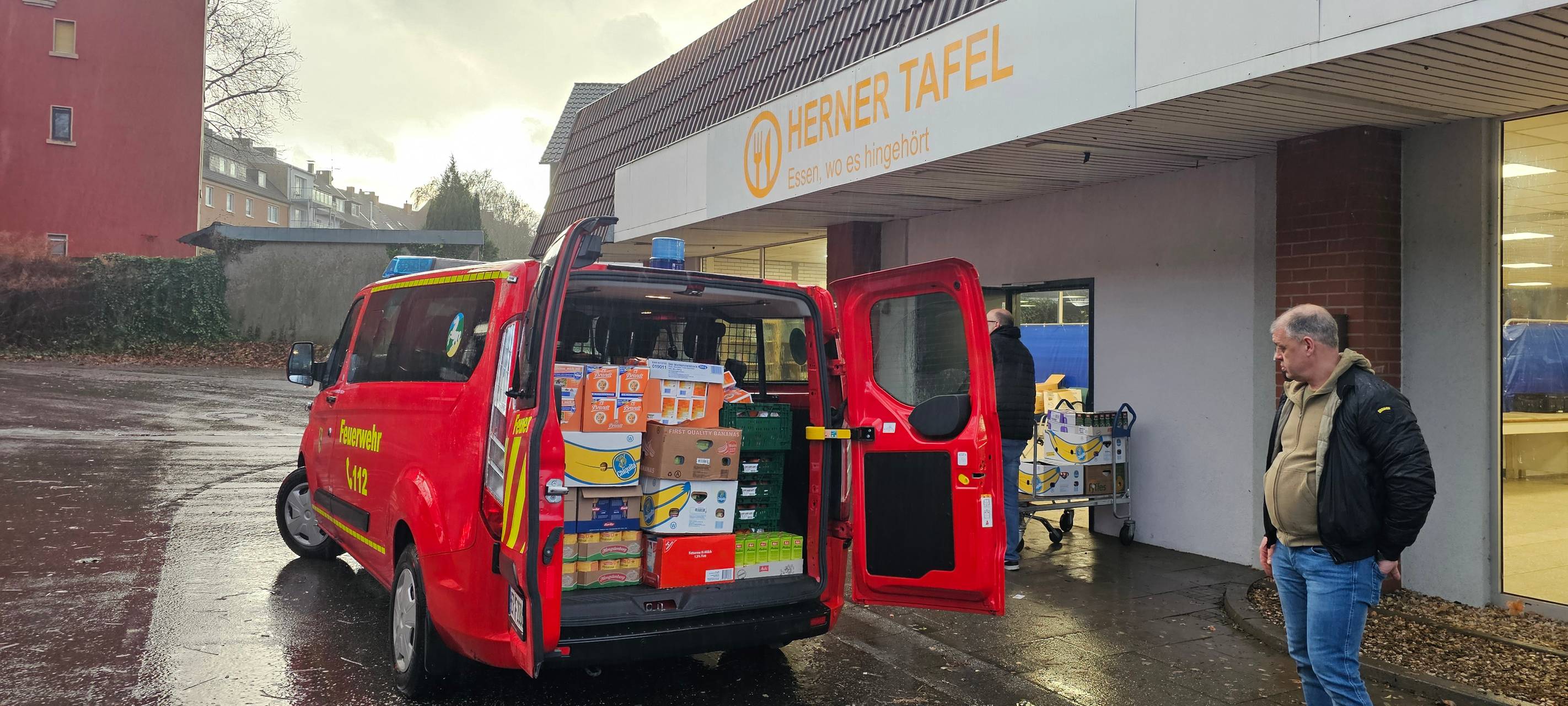 Die Berufsfeuerwehr und der Personalrat spenden Lebensmittel im Wert von 1000 Euro.