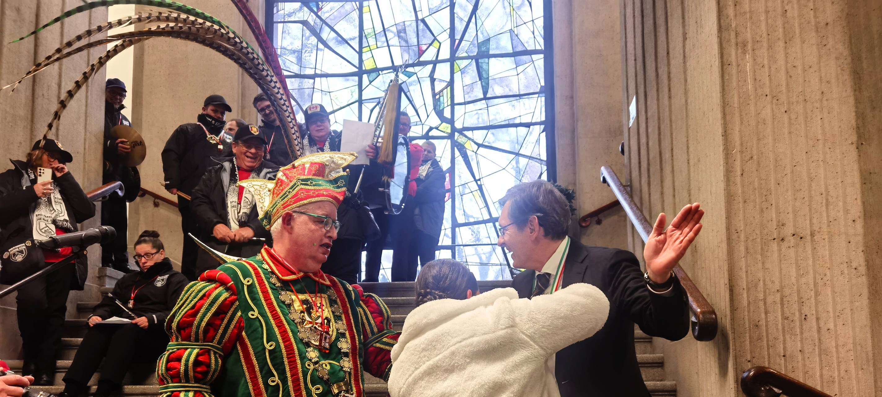 Die Erste Herner Karnevalsgesellschaft hat die Verteidigung im Herner Rathaus durchbrochen.