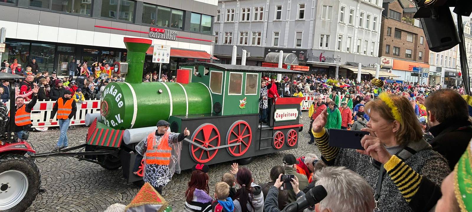 Der erste Festwagen trifft am Robert-Brauner-Platz ein.
