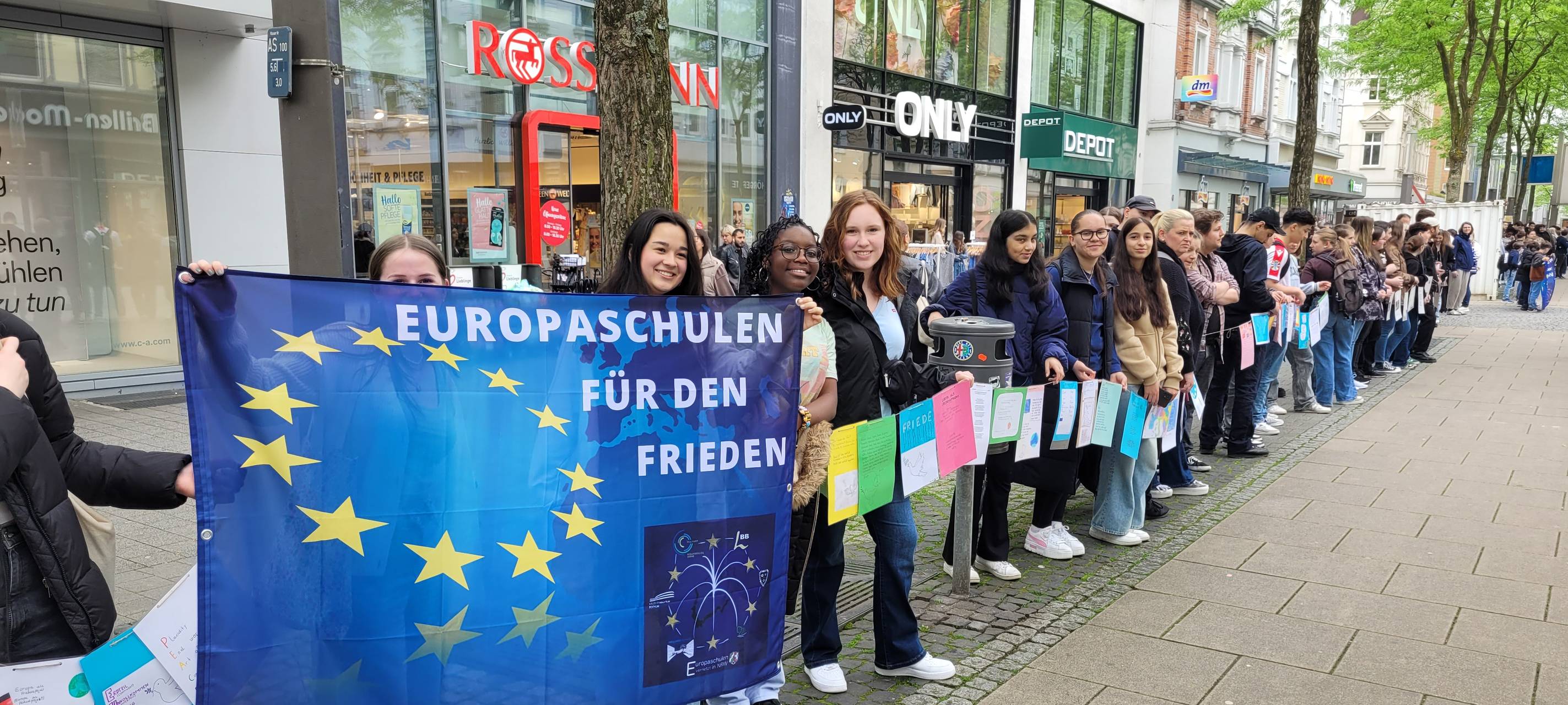 Riesige Menschenkette in Herner Innenstadt
