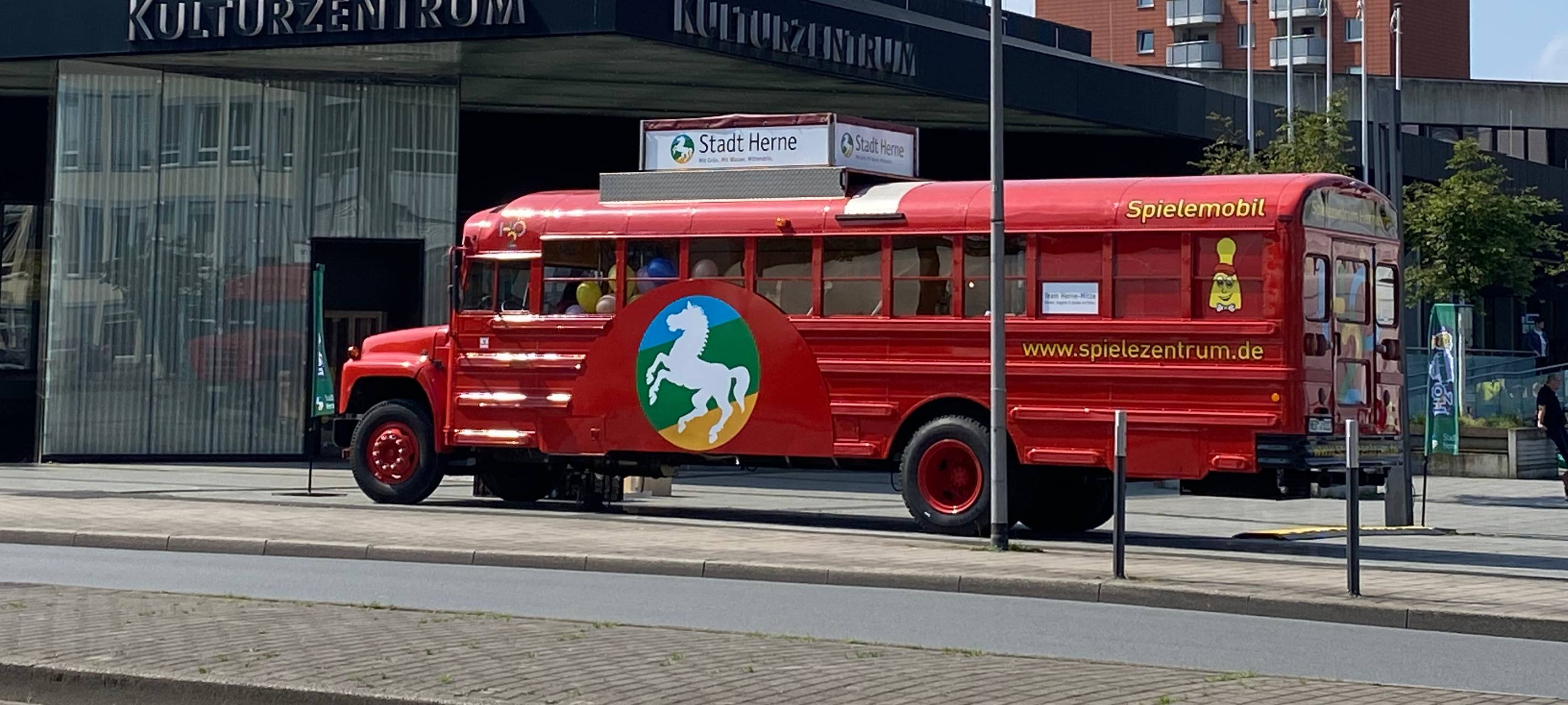 Zum Spielewahnsinn gehört auch Programm vor dem KUZ, das rote Spielemobil ist traditionell mit von der Partie.
