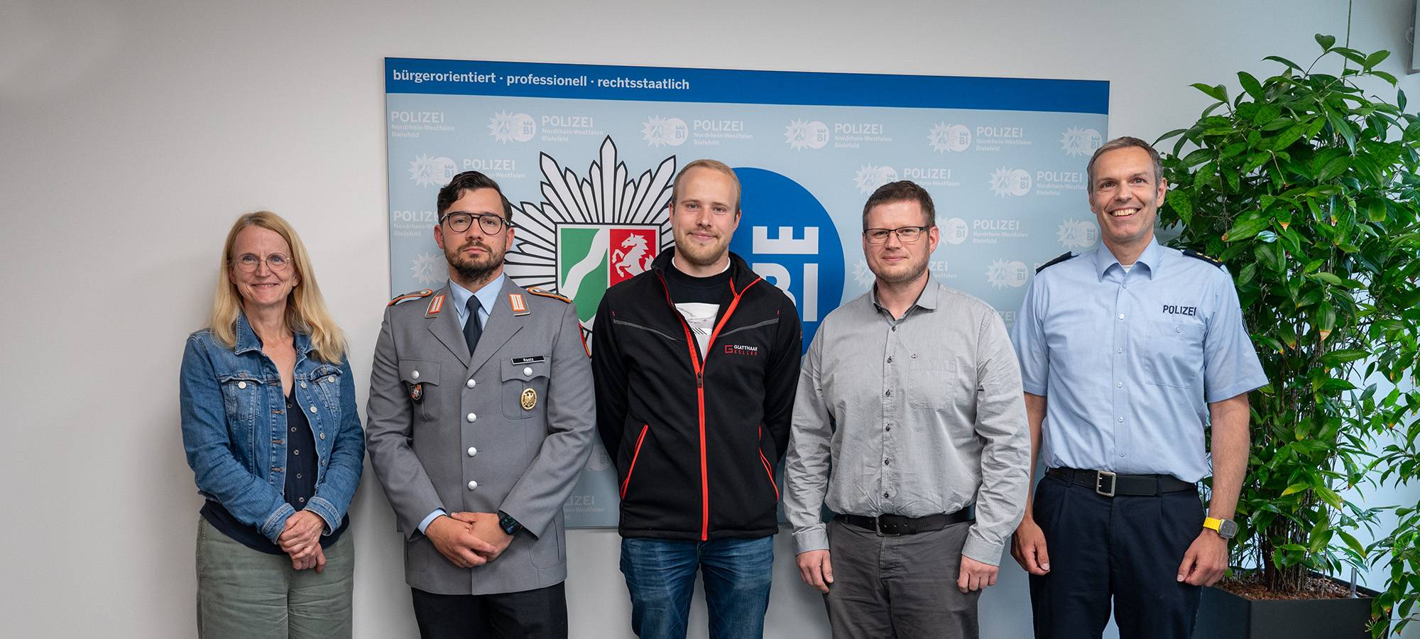 Die drei Ersthelfer mit der Bielefelder Polizeipräsidentin Dr. Sandra Müller-Steinhauer.