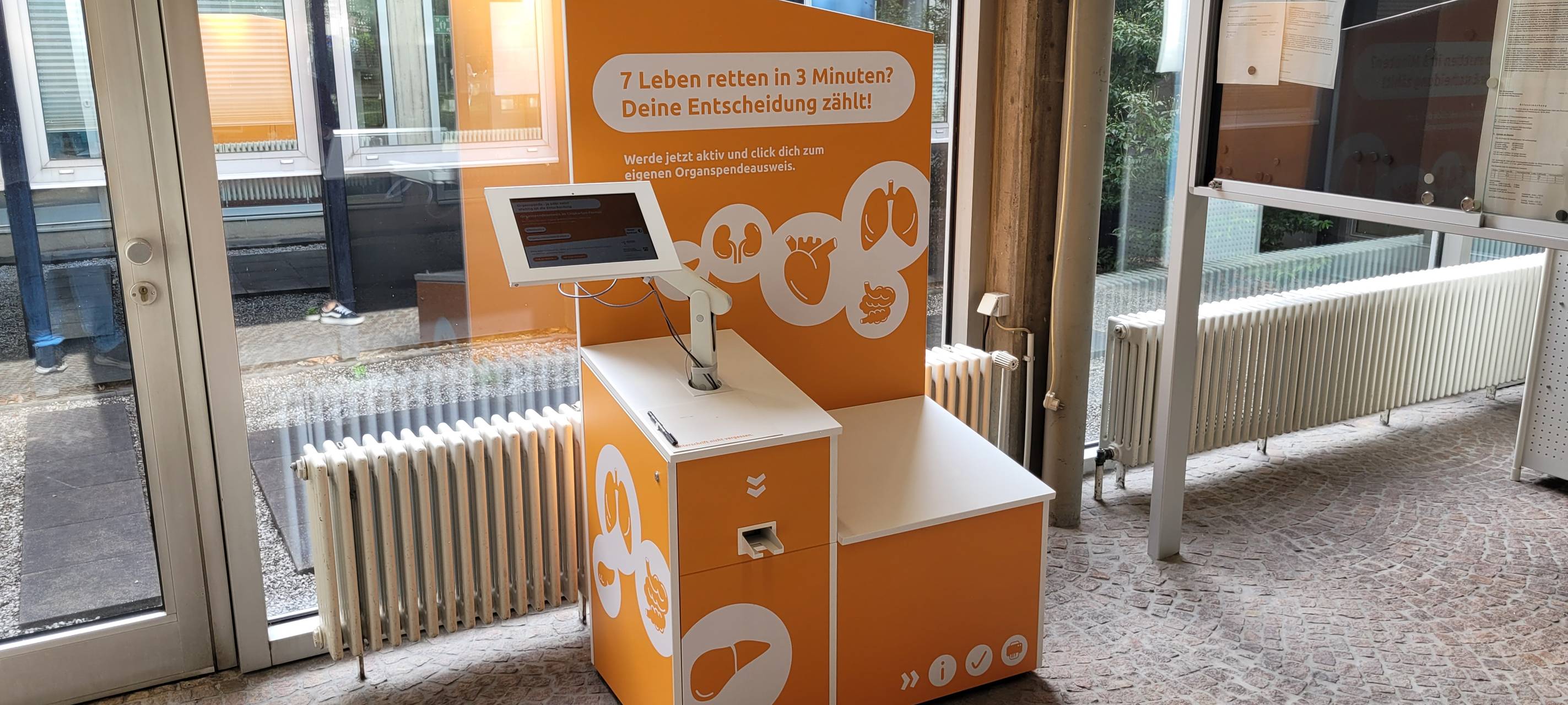 Das Organspendeausweis-Terminal wird zunächst für ein halbes Jahr im Wanner Rathaus stehen.