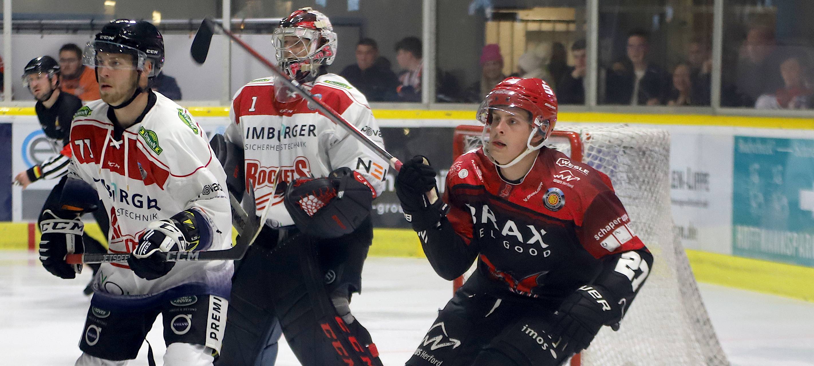 Nicklas Müller (rotes Trikot) wechselt vom Herforder EV nach Herne.