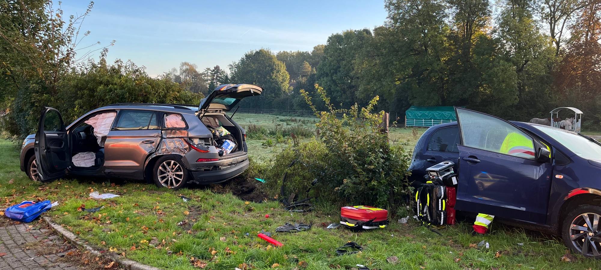Die beiden Wagen waren gegen 8:30 Uhr im Kreisverkehr Sodinger Straße/Castroper Straße zusammengestoßen und wurden durch die Wucht des Aufpralls durch den Zaun einer Pferdekoppel geschleudert.